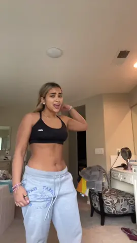 felt super insecure ab my body today so here is me  dancing it out 😁