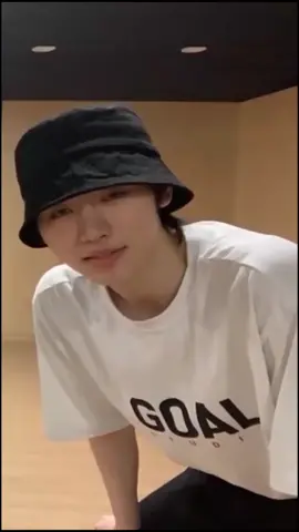 JUST SUNGHOON INTRODUCING HIMSELF IN ENGKLISH Y'ALL THIS IS THE END OF ME, CIAO. #enhypen @enhypen #sunghoon #parksunghoon #enhypen_sunghoon