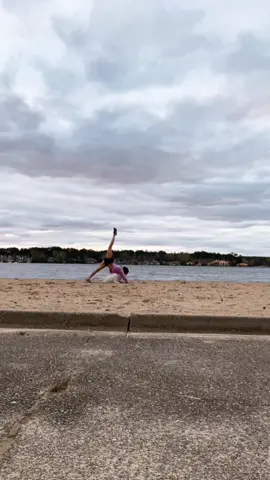 A lil bit of beach, a lil bit of yoga and a whole lotta Koda 🐾 #yogadog #beachyoga #whitegsdoftiktok #whitegsd #yogadoggo #fitnessguru