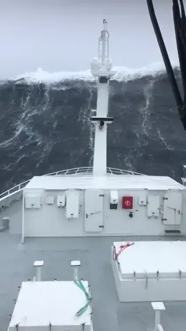 #fyp #4u #fishing #lifeatsea #work #viral #foryoupage #wave