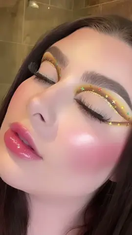 #makeuptutorial #goldmakeup #makeupinspiration