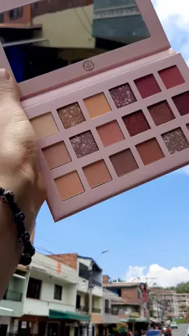 •Paleta de sombras New Nude de Miis  •$35.000 •Contraentrega en Medellín