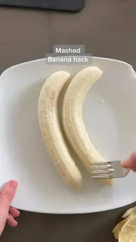 The faster way to mash a banana thanks to a great tip from the fabulous @acozykitchen 🙌🍌 How do you mash your bananas?