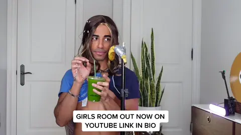 Our girl boss moment of the week!! Pls go watch it *in my bio* it literally will make your day a little brighter #podcast #girlsroom