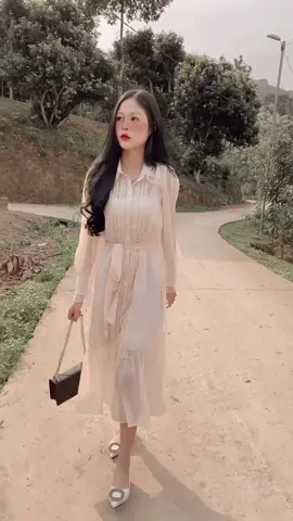 đi đường nhìn thấy 1 người đàn ông trông rất giống a, e vội vàng đuổi theo người đó rồi nhận ra e đã nhầm:)) nên e buông viên gạch trong tay e xuống😀