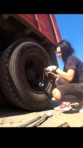 Как думаете сколько такое колесо весит?🤔#настятуман #камазистка #шиномонтаж