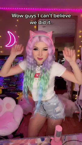 HUGE you are all so amazing 🥺❤️👏 I do my lil dancy dance 💃 #egirl #GamerGirl #dance #shuffle #streamer