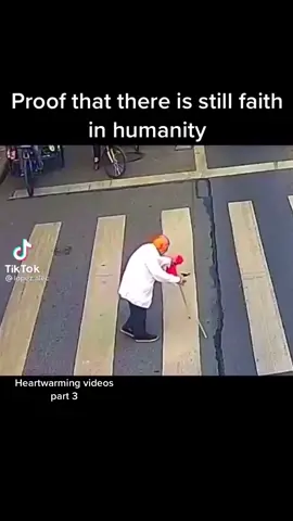 Officer helps elderly man crossing the street. Have a look🥺 #humanity #heartwarming #fyp #fürdich #tears