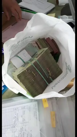 hôm nay ra ngân hàng rút tiền về cty