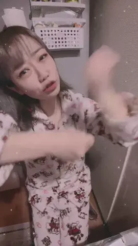これなんか激しい🤣🤣🤣手がわちゃわちゃ😆あと少しで400人なるよー🥰🥰🥰#目指せフォロワー2000人#TIKTOK大好き#虜になっチャイナ#パジャマで踊ってみた#運営さん大好き#いつもありがとうございます#お休みなさい投稿