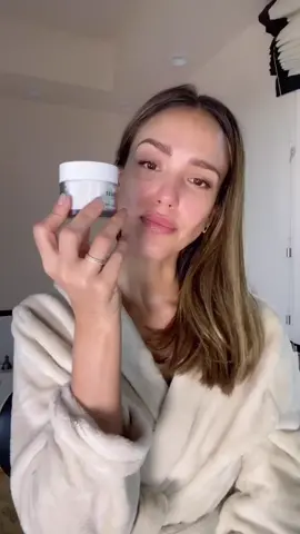 My #MorningRoutine using 3️⃣ of my fave products 💗 Emphasis on the hydrated skin 💦 and 👀 eyes @honest #TutorialTuesday #HelloSpring ✨