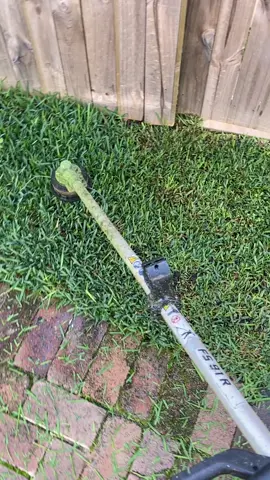 My good mate @southerncrossgardens challenged me to a one arm whipper snipper challenge, bloody hard stuff. Duet this and give it a crack! #fyp