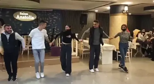 kim diyor kızlar bilmiyor halay çekmeyi😂😂 #halay #halaybaşı #tiktok #tiktokindia #dersimhalay  #kesfetttt #keşfet #kurthalaydunyasi @kral.226