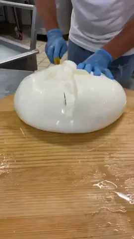 Mozzarella géante 🇮🇹 Satisfaisant ou dégoûtant ? Vidéo par foodporn (Insta) #pourtoi #mozza #mozzarella #cheese #food #foodies