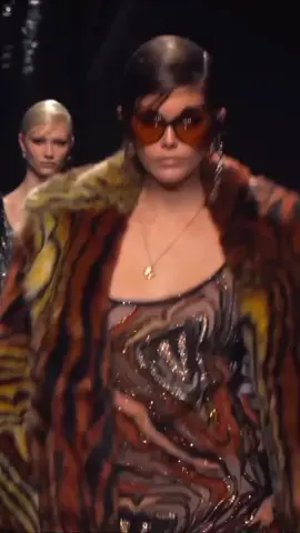 Versace 2020 | Milan Fashion Week #modelosaesthetic #foryou #fashion #modelos #versace #moda #pravoce #fashionweek #fyyy #fy #gigihadid #bellahadid