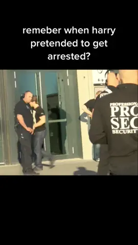 harry bestie, wtf are you doing?#😭 #harrystyles #onedirection