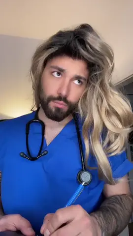 Dilara am flirten mit @marcel.wilhelm 👀 #schwesterrabiata #schwesterdilara #flirt #rettungsdienst #krankenpflege #pflegekräfte #fürdich #funny