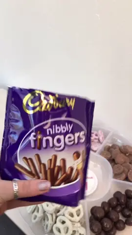 Another platter 🍫🍫🍫 #fyp #foryoupage #treats #asmr #platter #candyplatter #chocolate #cookies #ukbusiness #viral #follow #like