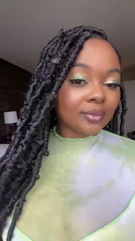 This transition hit different 🌱🌿🍏  #springvibes #spring #fashiontiktok #makeuptransformation #springtrends2021