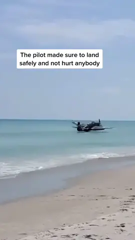 He took control of the situation perfectly (🎥: Nickolas Hawley via Storyful) #plane #planecrash #landing #sea #emergency #pilot #brave #skills