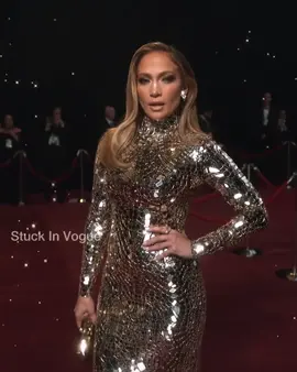 #jlo #jenniferlopez #metgala by #colewalliser 🤍 @stuckinvogue #carpet #redcarpet #paparazzi