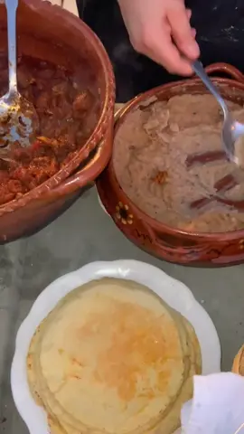 Unos ricos tacos de canasta con chicharrón y frijoles👌😋😋🔥 #parati #fyp #tacosdecanasta