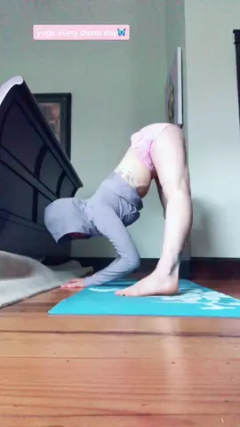 #workworkwork #yogaeverydamnday #yogisoftiktok #yogatok #alignmentspecialist #stretch #strongasf #💪🏼