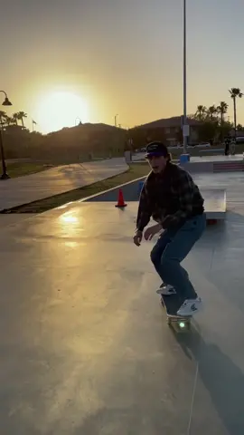 TOOK ME 2 DAYS TO LAND🤦🏽‍♂️📲: @skylar.mckeon #fyp #foryou #foryoupage #IFeelWeightless #ChipsGotTalent #skate #skateboard #4yp #sunset #xyzbca