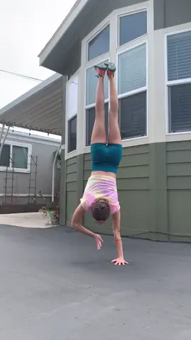 I’m back and have a new handstand challenge! 🙃❤️ Thanks for all the support with my recovery!#handstandchallenge