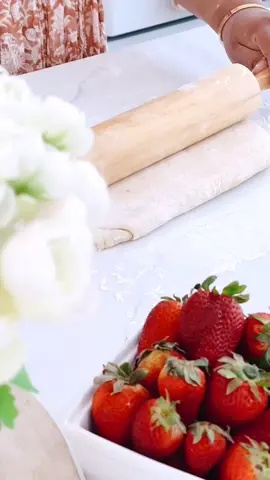 strawberries & cream sweet rolls for today’s #pocketsofpeace 🍓☁️✨ #nabelanoorhome #simplerecipe #springfashion