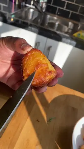 Garlic Rosemary roast potatoes 🤤 @tiktok_uk #foodtiktok #LearnOnTikTok #potato #potatotok