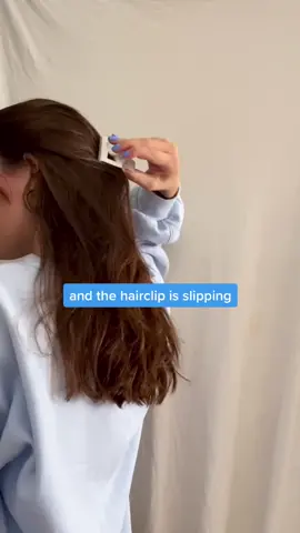 Your hair is too straight and the clip doesn’t stay where it should! We have the solution 💙🤍 #hairstyles #clawclip #emijay #clawcliphairstyles
