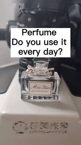 Do you want to see the perfume?#microscope #microscopio #macrozoom #foryou #fyp #macroscope #microworld #macroworld #microscopechallenge #perfume