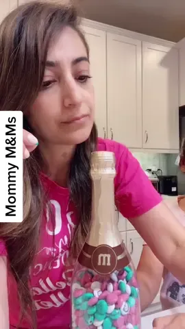 #sponsored How sweet of her! Personalized M&Ms from @mmschocolate #kiddoconversations #youarewhatyoueat #momlife #kiddoconvos #MakeMomEpic