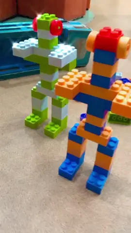Monte o seu robô 🤖 #aflorestadf #aflorestabrinquedoteca #appvizinho #infantil #brinquedoteca #diversao #brincadeira #lego #bloquinhos #legorobo