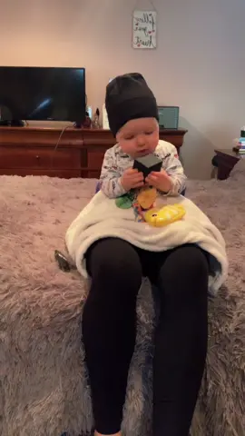 Looks too real￼ 😂 #MomsofTikTok #notmylegs #fyp #funnytiktok #momandson #viraltiktok #trend #tiktokkid