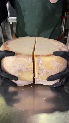 Traditional Old Cheddar 😍 #cheese #oldcheese #tradational #cheeselover #gourmet