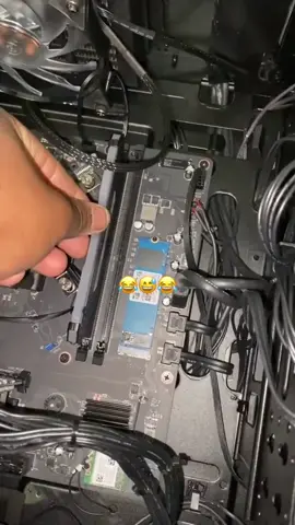When it crunched I closed my eyes 😅 @pcden1211 #pcbuild #pcfail #gamer #gaming #gamelancer #LetsPlay #pc #fyp