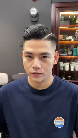 Kiểu tóc Mid Fade Undercut phù hợp với mọi loại khuôn mặt. cám ơn anh @thanhdoanshop đã ủng hộ tiệm của em ạ 😻 #barber #haircut #tocnam #tocnamdep