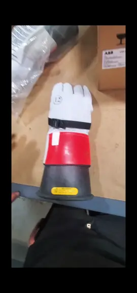 #fypシ #foryoupage #electrician #lineman #danger #shock #scary #safety #voltage #amp #death #gloves #besafe