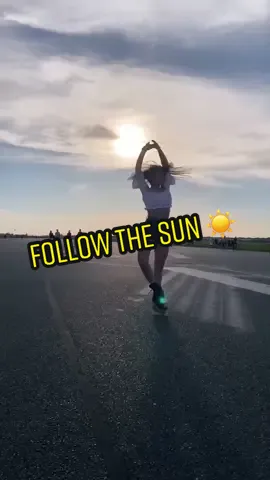 Follow the sun babes 😘 tag someone who should see that ☺️🛼 #berlin #inlineskating #spinning #rollerblading #passion