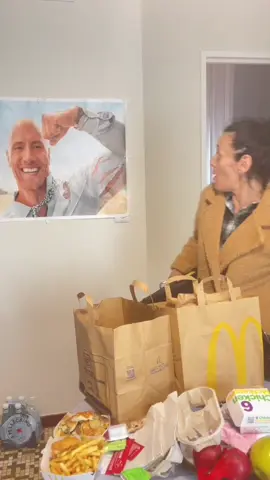🎁 SURPRISE! Qui aime dwayne johnson? #mereetfille #dwaynejohnson  #therock #suprise #pourtoi