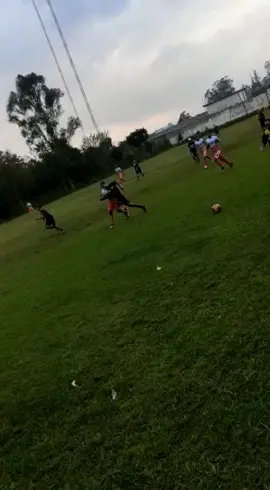 mc Kevin jogando bola no aracare em itaquaquecetuba ele era liso jogando