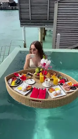 Завтрак мечты 😍 Хотели бы проснуться и так позавтракать? 🍳 #DusitThaniMaldives #Мальдивы  #maldivesvacation #floatingbreakfast #завтракмечты #рек