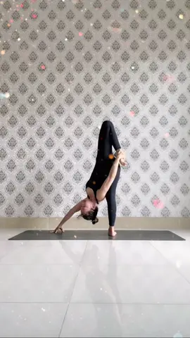 Super Warrior Pose 💪 #yoga #yogagirl #yogapose #yogaeveryday #yogapractice #yogabalance #yogateacher #yogalife #yogalove #yogatoday #yogachallenge