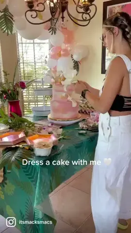 Floral cakes 💘 #cake #cakedecorating #florals #forypupage #dualipa #cakecakecake