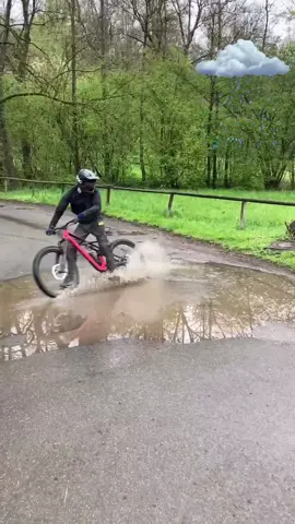 🌧😂😂😁.                                                #rainrides #bigbikes #freeridemtb #rainriding #bikelifestyle #fds #fy