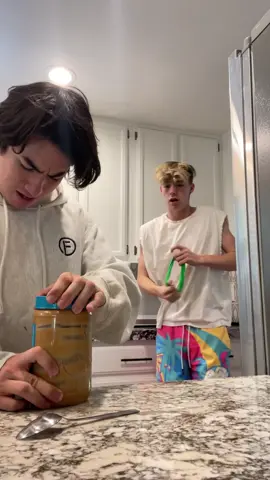 If your smart don’t try this 😶 #foryou#fyp#foryoupage#omg#fail#dumb#acting#brother#bruh#why@michaelzeidel