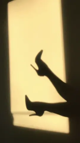 #эстетика #эстетичныевидео #тень #золотойчас #красивыеноги #стиль #ноги #девушка #красивыетуфли #хочуврек #свет