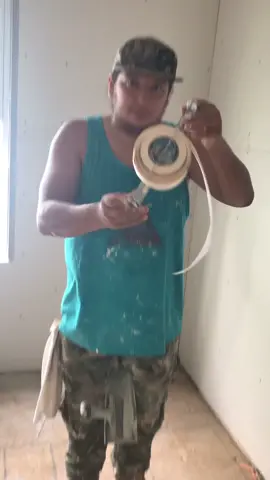 Aprender a encintar paneles de yeso, para hacer en casa, el porta tape lo consigues en Home Depot. Espero les ayude, saludos👷🏻‍♂️. #drywall#mud#fyp